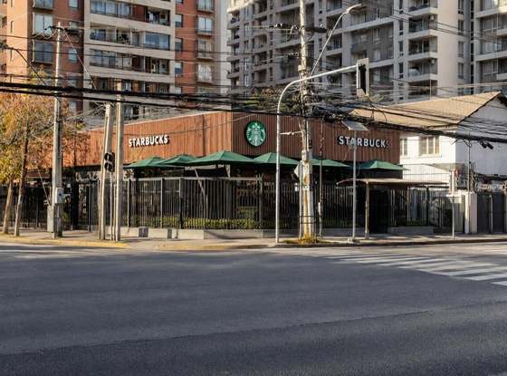 Local Starbucks, Av. José Pedro Alessandri (ex Macul) 2400 - TDD - Macul, Chile